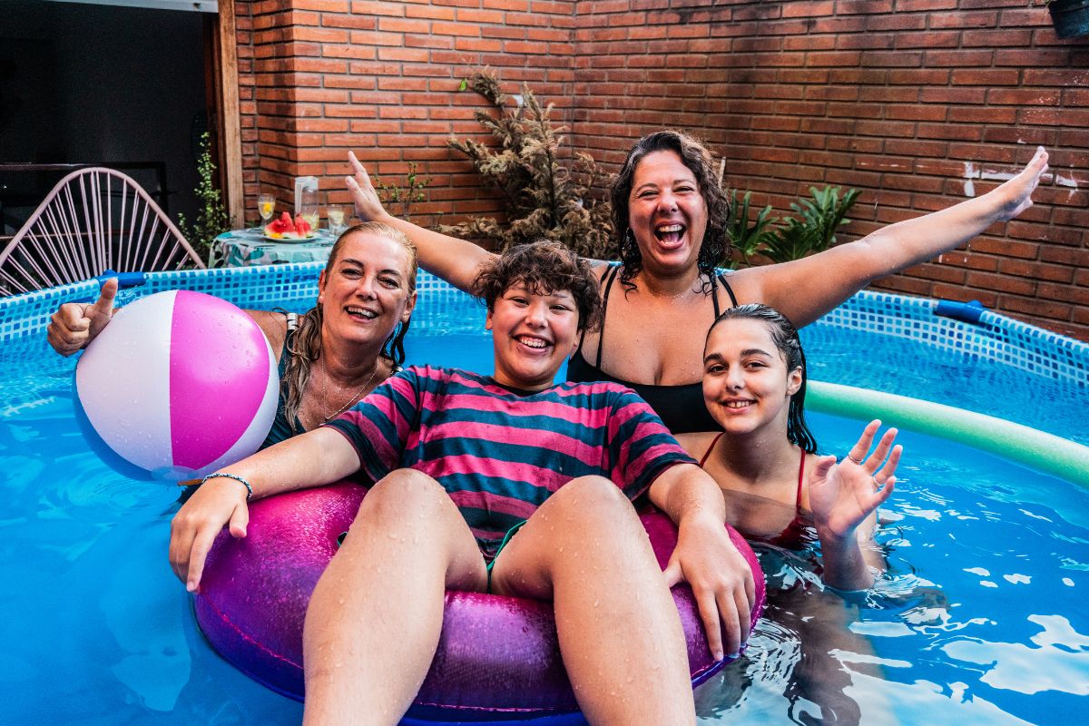 familia disfrutando en alberca inflable
